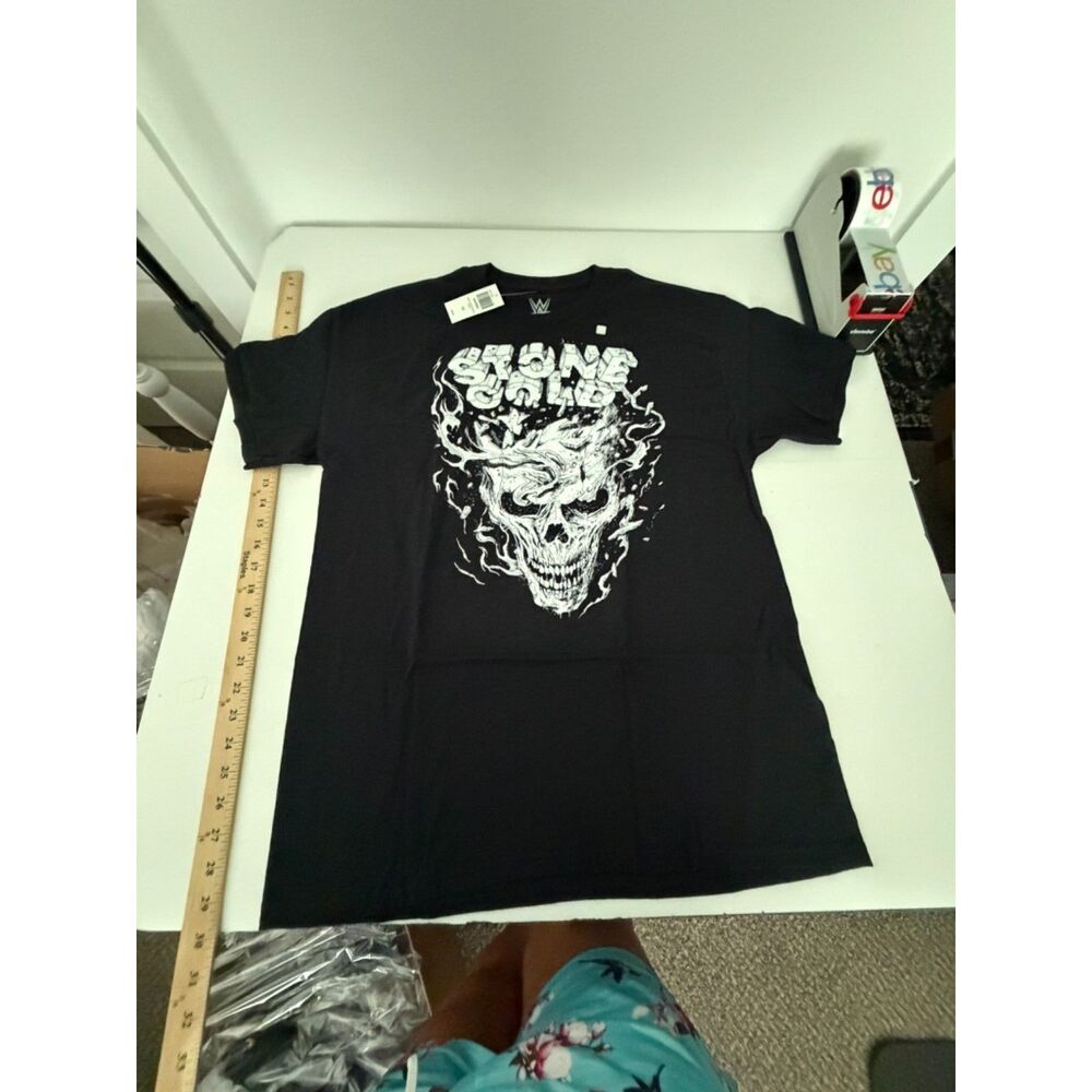 Hot Topic WWE X stone cold tee Large NEW